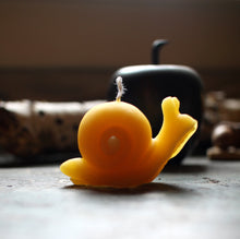 Load image into Gallery viewer, Beeswax Snail Candle