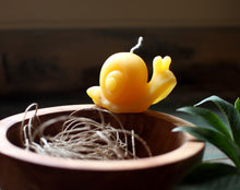 Load image into Gallery viewer, Beeswax Snail Candle